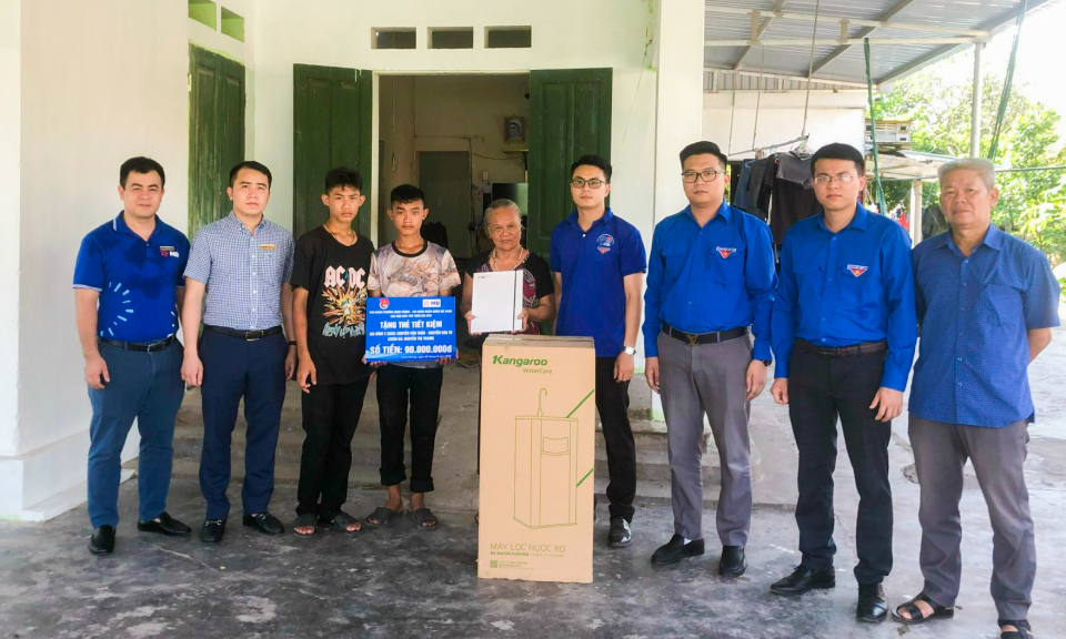Móng Cái: Tặng số tiết kiệm 90 triệu đồng cho gia đình có hoàn cảnh khó khăn