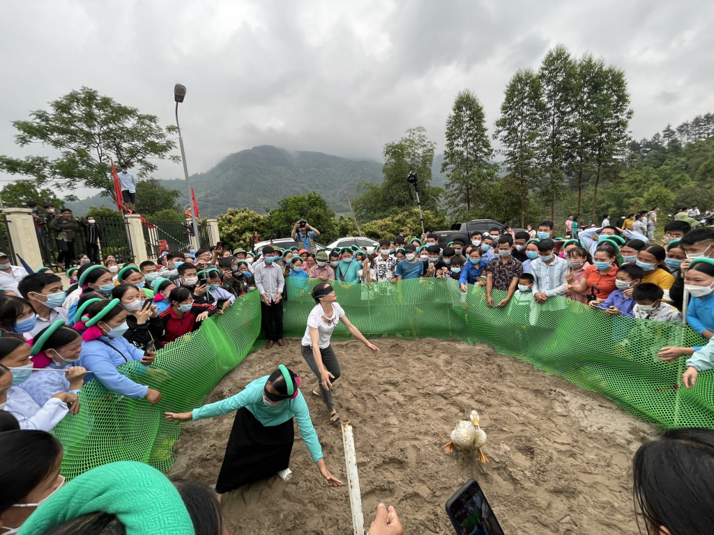 Đông đảo du khách xem trò chơi bắt vịt trong Hội hát Soóng cọ huyện Bình Liêu năm 2022. Ảnh: La Lành (CTV)