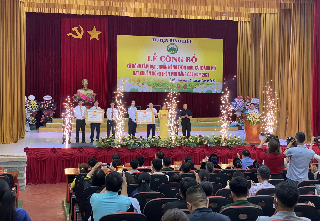 Đồng chí Phạm Văn Thành, Phó Chủ tịch UBND tỉnh trao quyết định của Chủ tịch UBND tỉnh cho xã Đồng Tâm đạt chuẩn nông nông thôn mới và xã Hoành Mô đạt chuẩn nông thôn mới nâng cao.