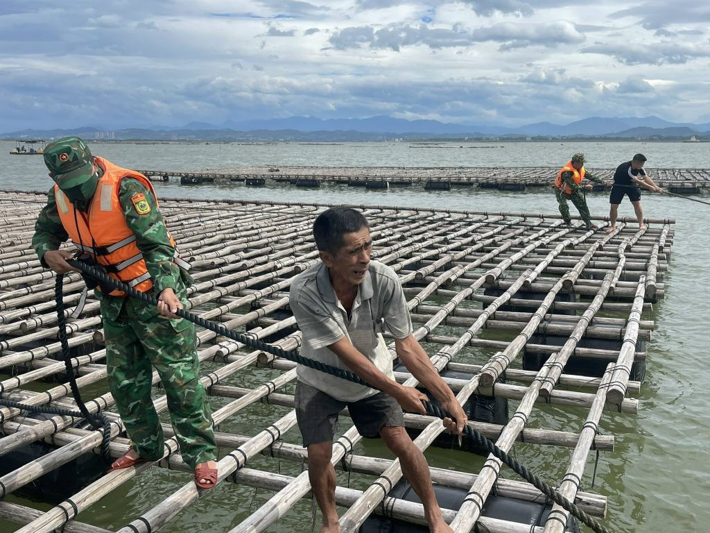 CBCS Đồn BP Trà Cổ giúp ngư dân chằng chống bè nuôi hàu đối phó bão số 1, năm 2022