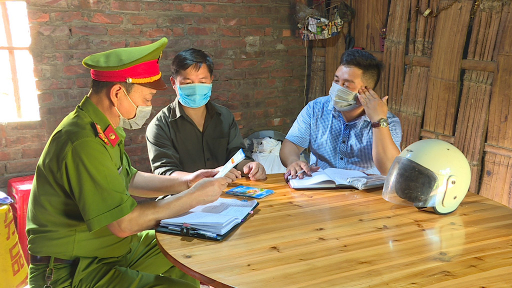 Công an xã Đồng Văn (Bình Liêu) tuyên truyền pháp luật đến các hộ dân trong xã. Ảnh: Nguyễn Duy.