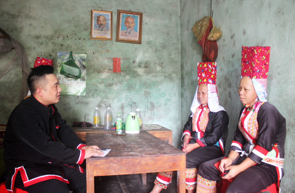 Anh Chìu Văn Phúc, Bí thư chi bộ, Trưởng thôn Phai Lầu (xã Đồng Văn, huyện Bình Liêu) tuyên truyền chủ trương, chính sách của Đảng, Nhà nước và của tỉnh tới nhân dân trong thôn. Ảnh: Thu Chung