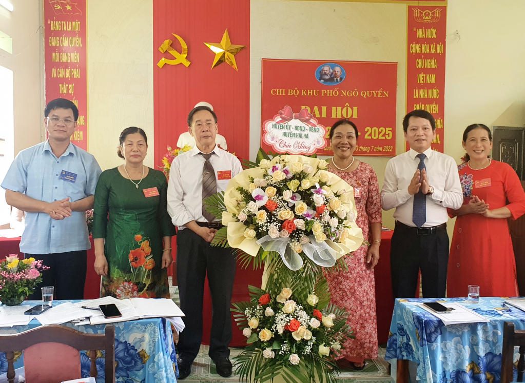 Đồng chí Nguyễn Kim Anh, Bí thư Huyện ủy Hải Hà tặng hoa chúc mừng Đại hội