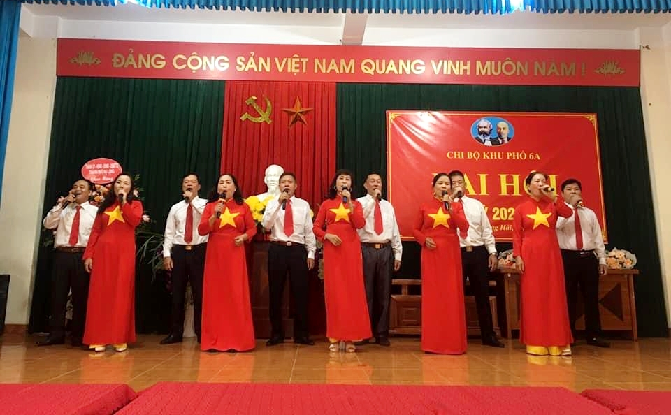 Văn nghệ chào mừng tại Đại hội chi bộ khu phố 6a, phường Hồng Hải, TP Hạ Long.