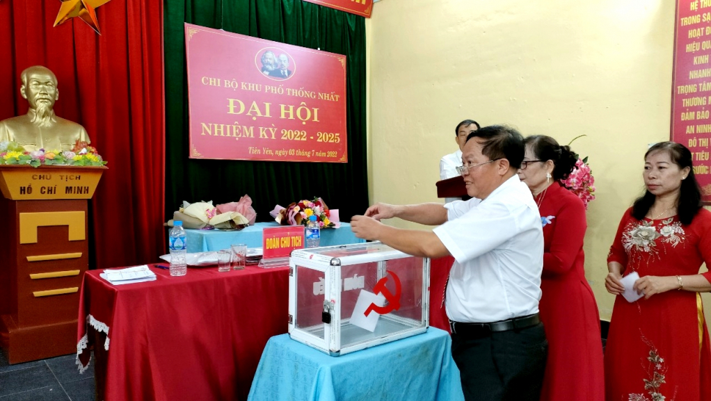 Các đảng viên chi bộ khu phố Thống Nhất, thị trấn Tiên Yên, huyện Tiên Yên bỏ phiếu bầu bí thư chi bộ tại đại hội.