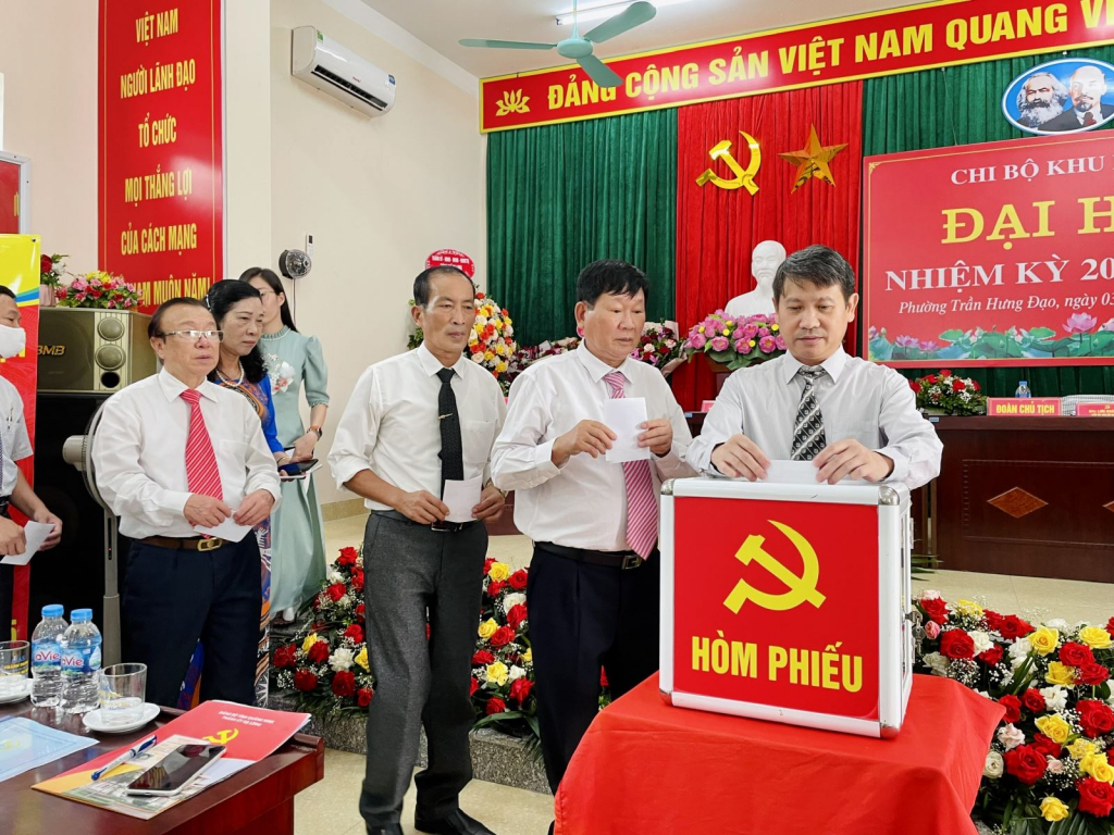 Khu phố 4, phường Trần Hưng Đạo, TP Hạ Long tổ chức đại hội chi bộ.