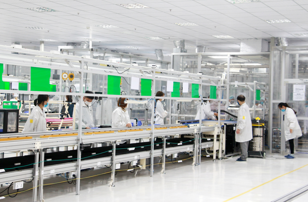 Sản xuất linh kiện, thiết bị điện tử tại Công ty TNHH Compettion Team Technology Việt Nam (Tập đoàn Foxconn) tại KCN Đông Mai. Ảnh: Mạnh Trường