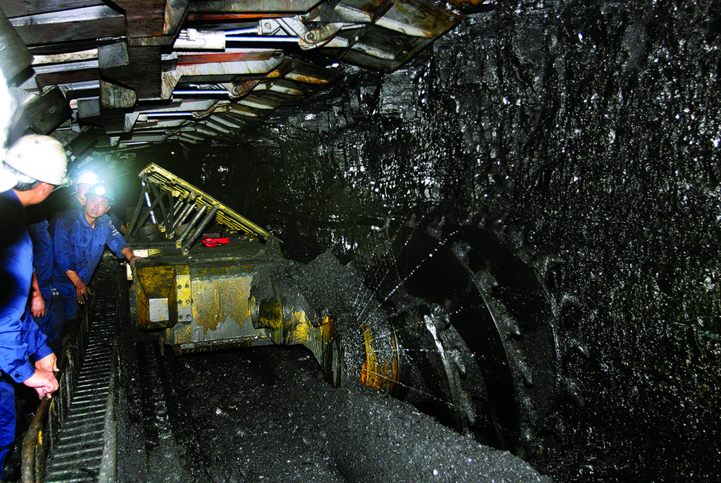 Sản xuất than 6 tháng đầu năm đạt trên 25 triệu tấn (Trong ảnh: Sản xuất than tại Công ty Than Hạ Long - TKV).