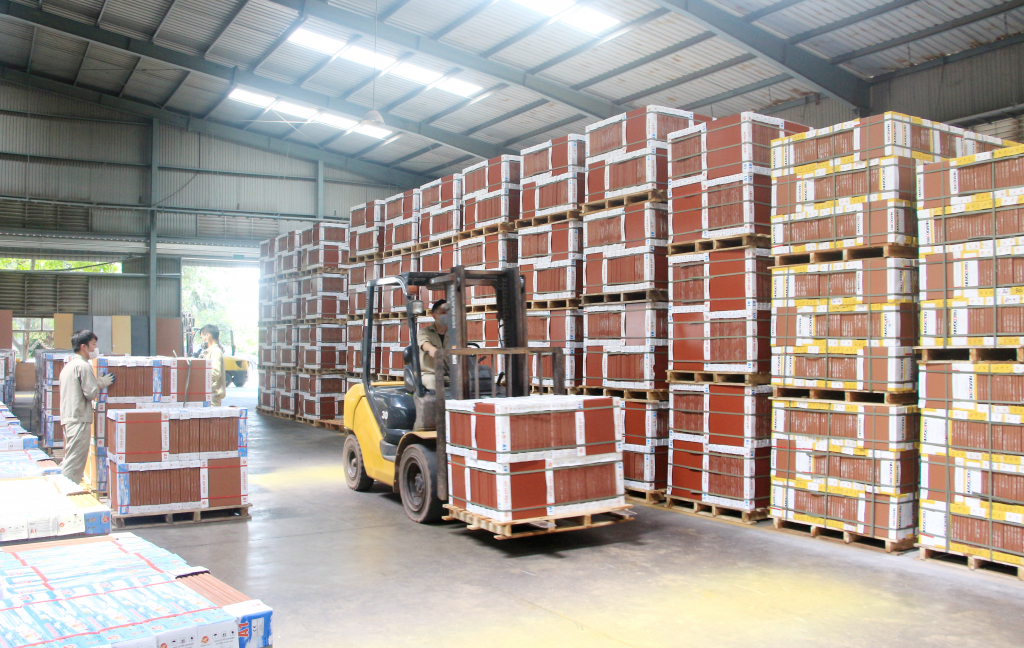 Sản xuất gạch ngói tại Công ty CP Gốm Đất Việt.