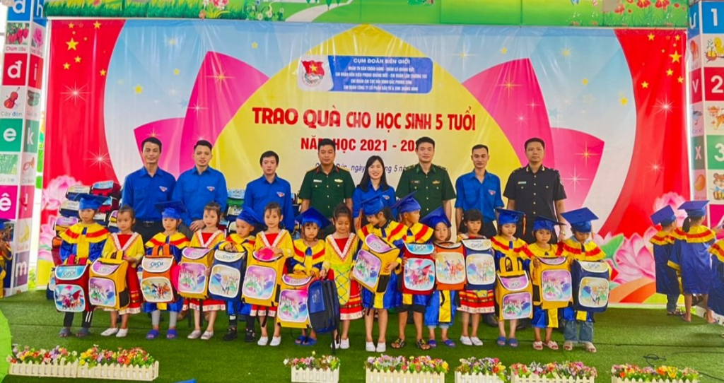 Chi đoàn Đồn Biên phòng Quảng Đức phối hợp với Cụm Đoàn biên giới huyện Hải Hà tặng quà tại Trường Mầm non Quảng Đức. Tháng 5/2022.