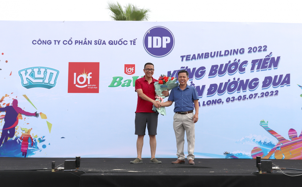Lãnh đạo Sở Du lịch tặng hoa cho đại diện Công ty CP Sữa quốc tế IDP.