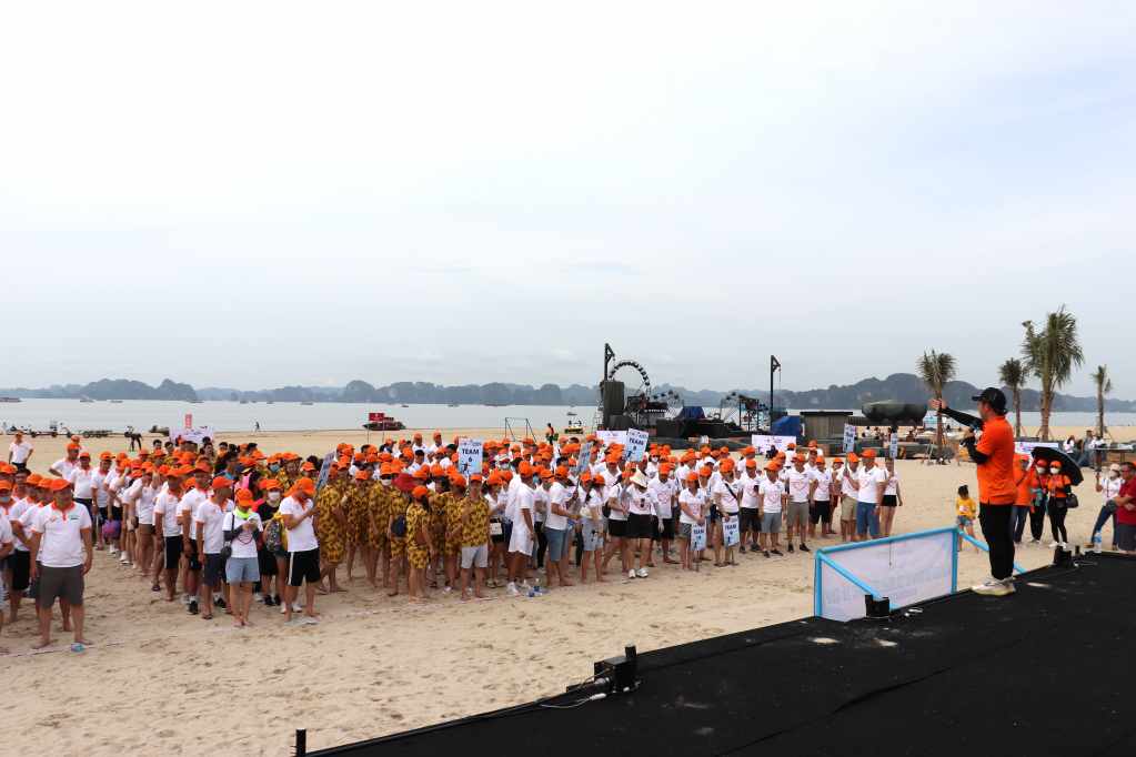 Đoàn khách tổ chức sự kiện tại bãi biển Sunworld.