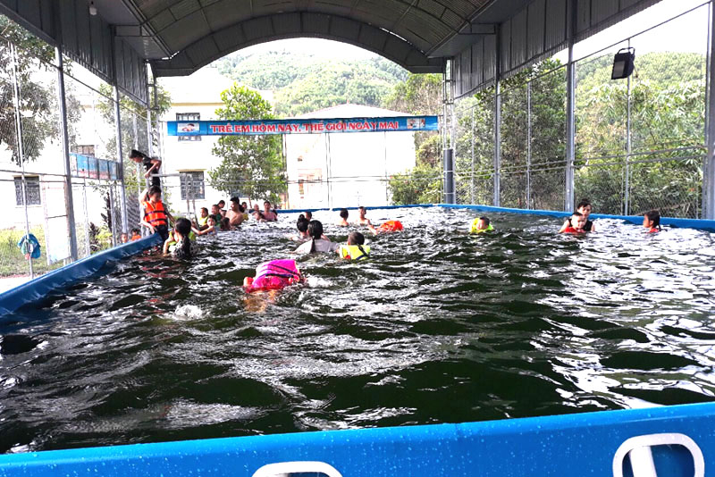Trẻ em học bơi ở bể bơi thông minh tại Trường TH&THCS Lương Mông (xã Lương Mông, huyện Ba Chẽ)