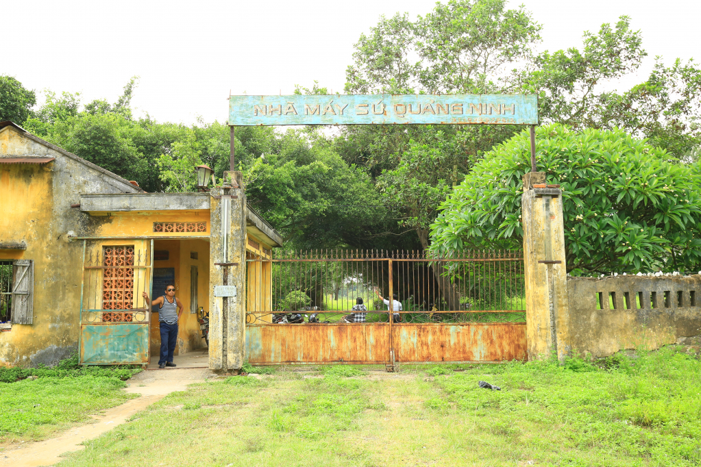 Nhà máy sứ Quảng Ninh vẫn còn giữ được cái cổng ra vào.