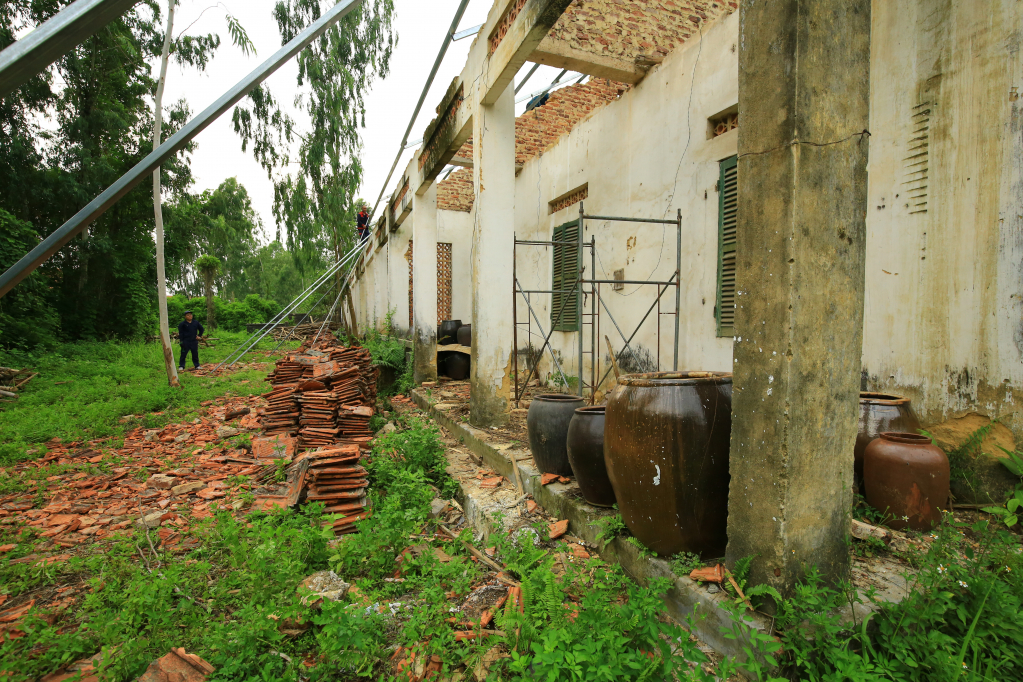 Nhiều sản phẩm gốm nức tiếng một thời nay vứt liểng xiểng dưới những căn nhà đổ nát.