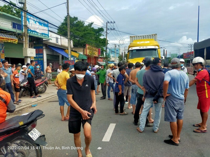 Hai thanh niên đi xe máy tốc độ cao văng xa khi tông trực diện xe container 1