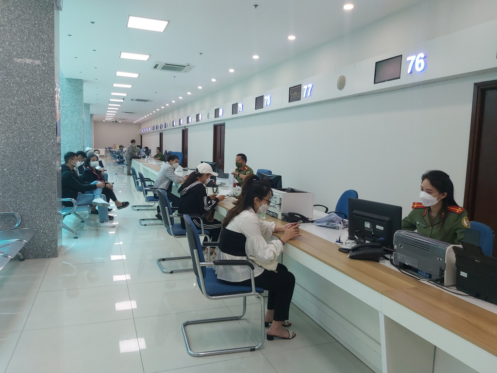Giải quyết TTHC cho người dân, doanh nghiệp tại Trung tâm Dịch vụ HCC tỉnh. Ảnh Thu Nguyệt