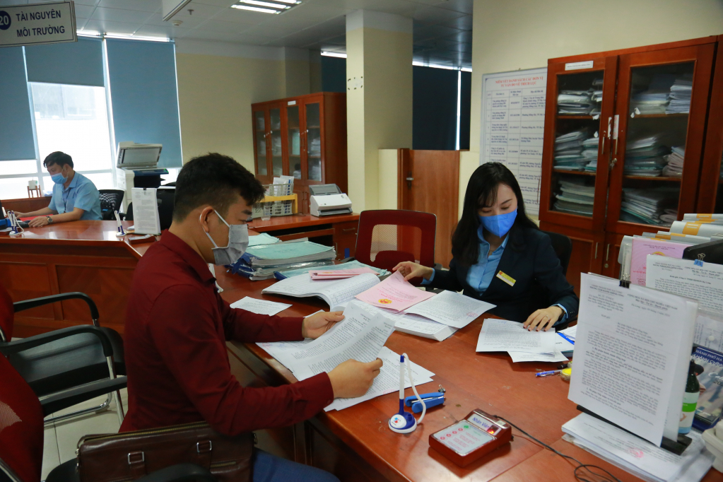 Giải quyết TTHC về đất đai cho người dân tại Trung tâm Hành chính công TP Hạ Long. Ảnh Hồng Phương (Trung tâm TT-VH Hạ Long)