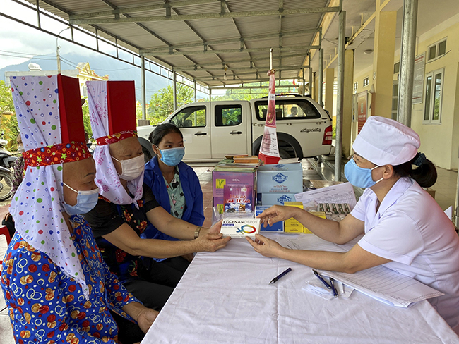 Hội KHHGĐ tỉnh tư vấn và cấp phát thuốc điều trị phụ khoa, phương tiện tránh thai miễn phí tại Quảng An (huyện Đầm Hà).