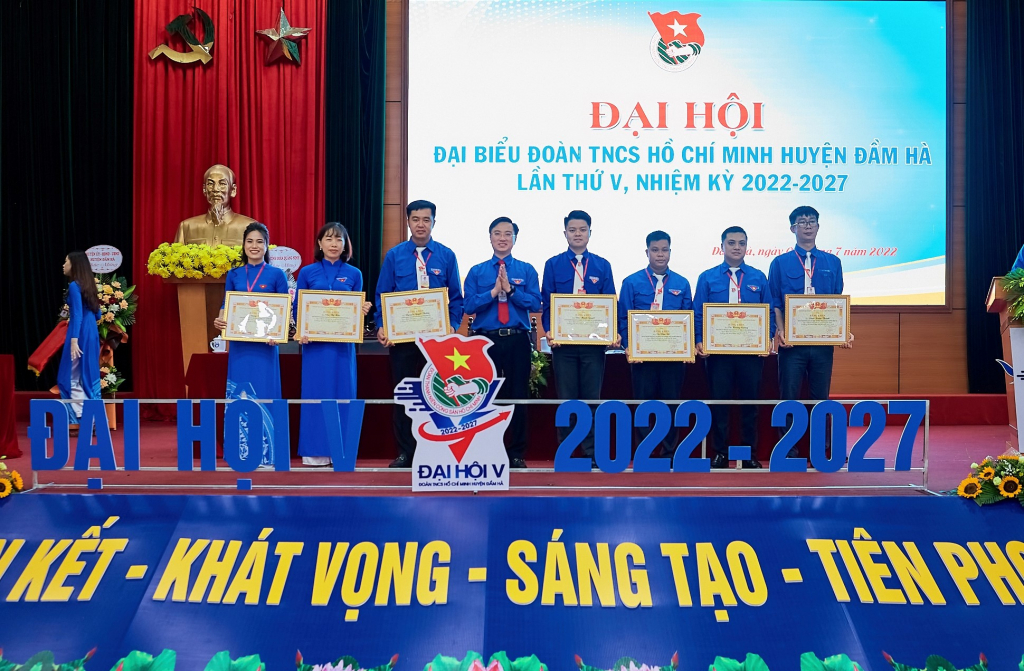 Tỉnh Đoàn Quảng Ninh khen thưởng cho các tập thể, cá nhân có thành tích xuất sắc trong công tác Đoàn và phong trào thanh thiếu nhi nhiệm kỳ 2017 - 2022.