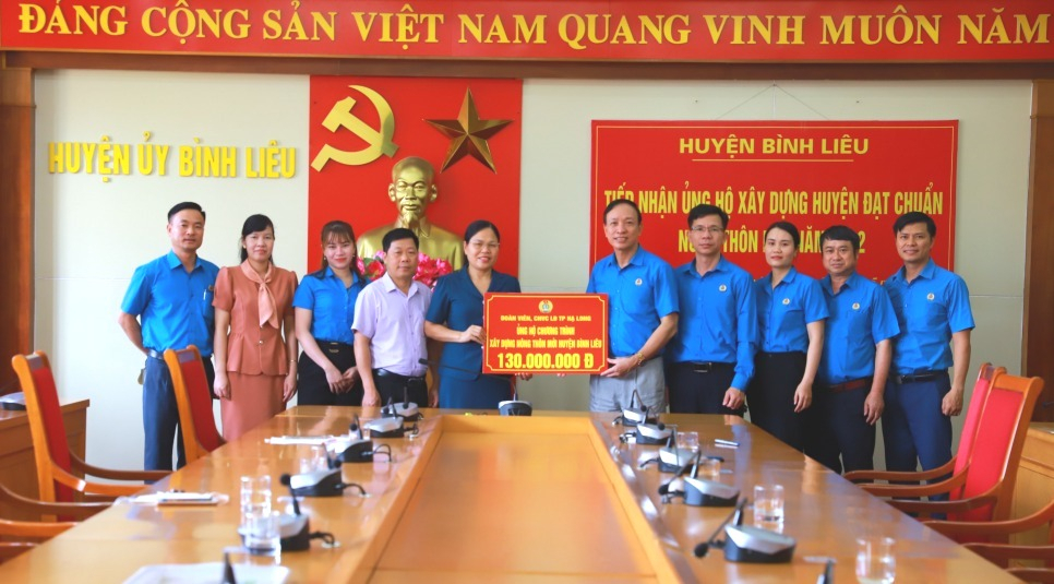 Lãnh đạo LĐLĐ Hạ Long cùng đại diện các công đoàn cơ sở trao hỗ trợ xây dựng nông thôn mới cho huyện Bình Liêu.