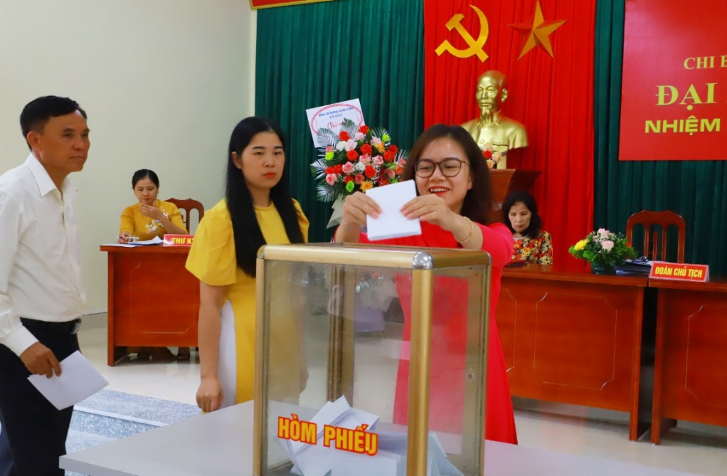 Đảng viên khu Bình Quyền, thị trấn Bình Liêu bỏ phiếu bầu bí thư chi bộ tại đại hội.