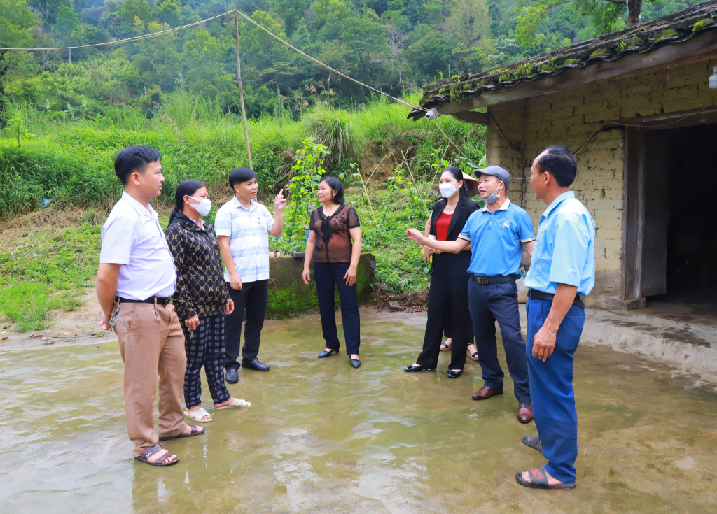 Lãnh đạo huyện Bình Liêu và xã Húc Động tuyên truyền cho người dân trong xã về xây dựng NTM nâng cao.
