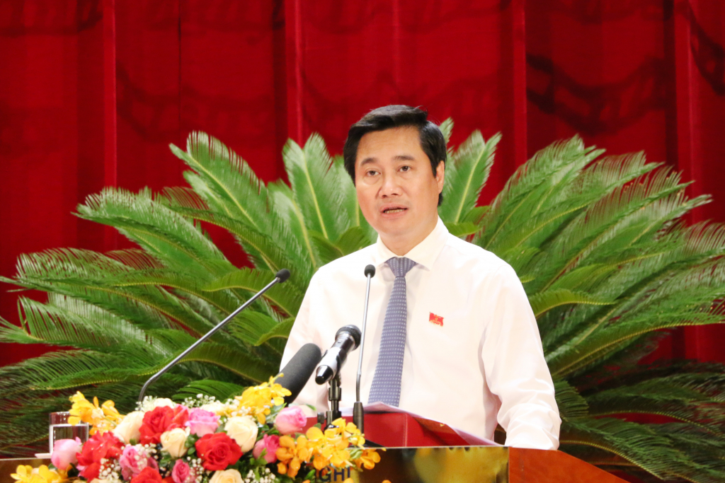 Đồng chí Nguyễn Tường Văn, Phó Bí thư Tỉnh ủy, Chủ tịch UBND tỉnh báo cáo về tình hình kinh tế - xã hội 6 tháng đầu năm 2022.