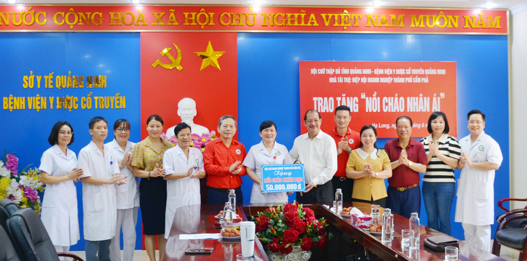Hiệp hội Doanh nghiệp TP Cẩm Phả trao 50 triệu đồng hỗ trợ kinh phí duy trì 