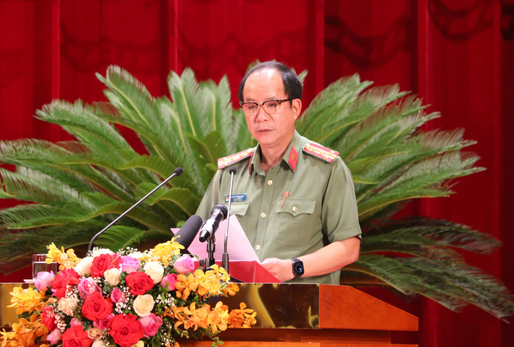 Đồng chí Vũ Thanh Tùng, Phó Giám đốc Công an tỉnh trình bày tờ trình tại kỳ họp.