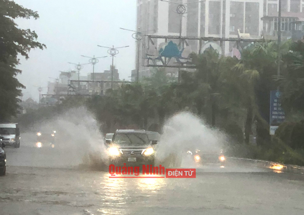 Mưa lớn gây ngập ở tuyến đường Nguyễn Văn Cừ (khu vực cột 5, phường Hồng Hải), TP Hạ Long.