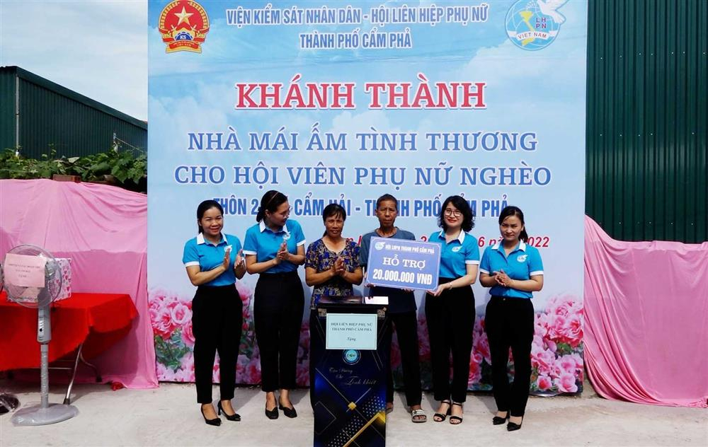 Hội LHPN TP Cẩm PHả trao hỗ trợ 20 triệu đồng cùng quà tặng là các vật dụng thiết yếu cho gia đình chị Đặng Thị Thu.