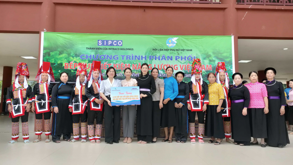 Đ/c Nguyễn Thị Thủy - Phó Chủ tịch Hội LHPN tỉnh trao hỗ trợ các xã thuộc huyện Bình Liêu
