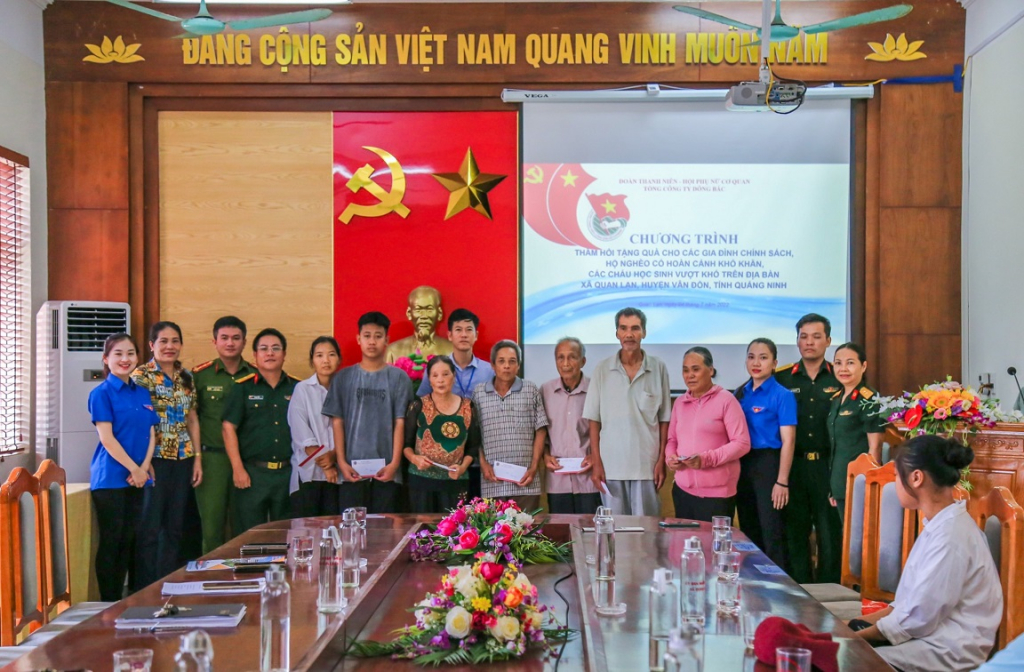 Trao hỗ trợ cho hộ gia đình chính sách trên địa bàn xã Quan Lạn