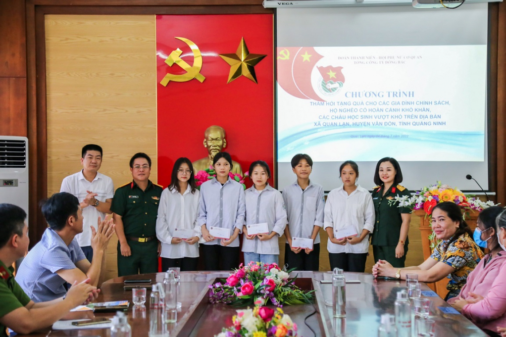 Trao hỗ trợ cho học sinh có hoàn cảnh khó khăn trên địa bàn xã Quan Lạn.