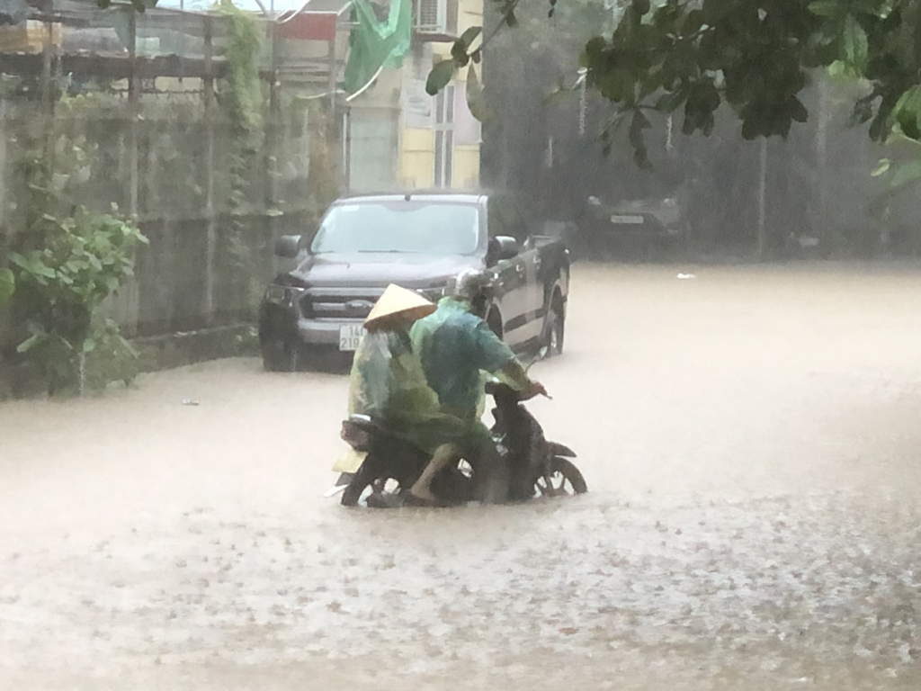 Mưa lớn gây ngập nhiều điểm tại phường Cao Thắng, TP Hạ Long. (Ảnh chụp ngày 7/7/2022)