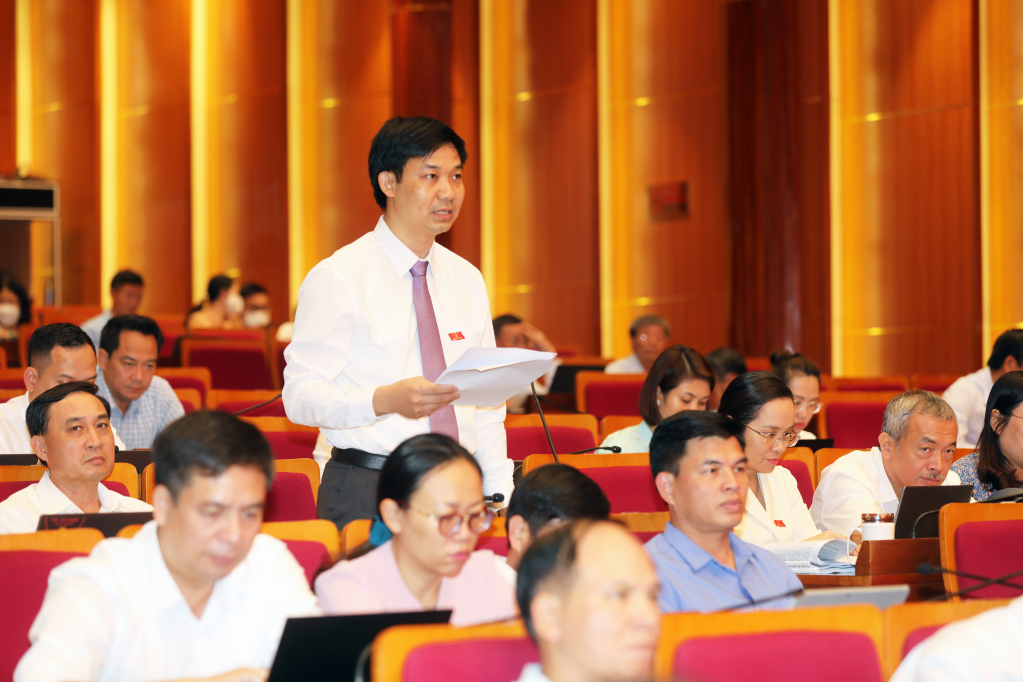 Đại biểu Nguyễn Văn Công, Bí thư thị ủy Đông Triều, tổ đại biểu Đông Triều, phát biểu ý kiến tại hội trường.