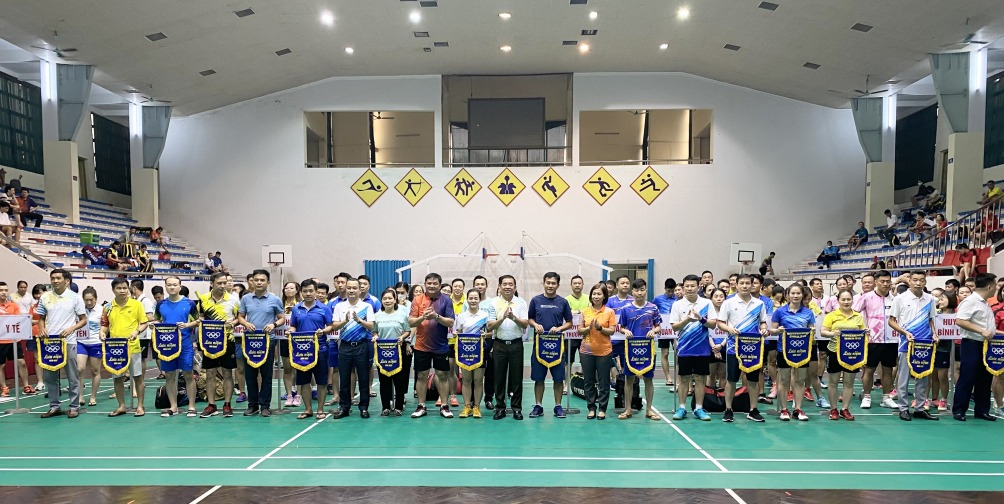 Ban tổ chức Giải thể thao HCSN tỉnh Quảng Ninh - Cup Lotus 2022 trao cờ lưu niệm cho các đoàn tham gia thi đấu