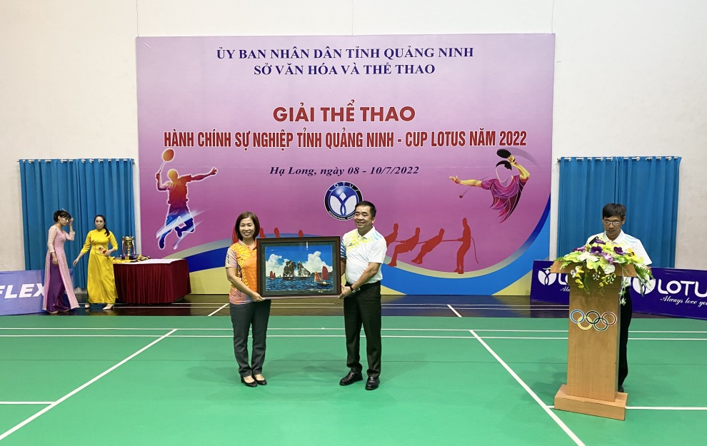 Đồng chí Nguyễn Thanh Tùng, Phó Giám đốc Sở Văn hóa và Thể thao Quảng Ninh trao quà lưu niệm cho đại diện Công Ty Cổ Phần Thể Thao Quốc Tế Lotus
