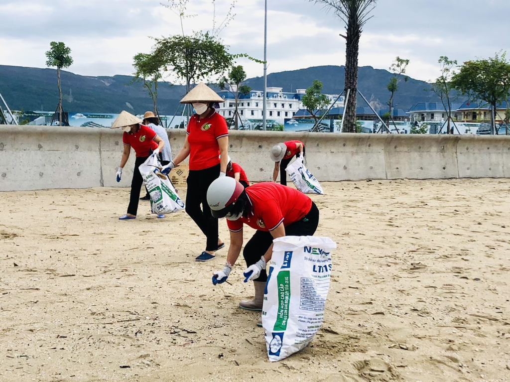 Các hội viên phụ nữ tích cực tham gia dọn vệ sinh môi trường bãi biển.