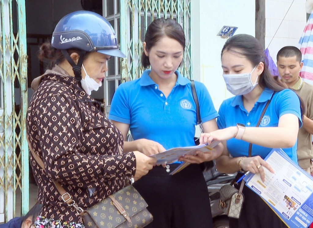 Cán bộ BHXH huyện Tiên Yên hướng dẫn về chế độ chính sách cho người dân khi tham gia BHXH tự nguyện.