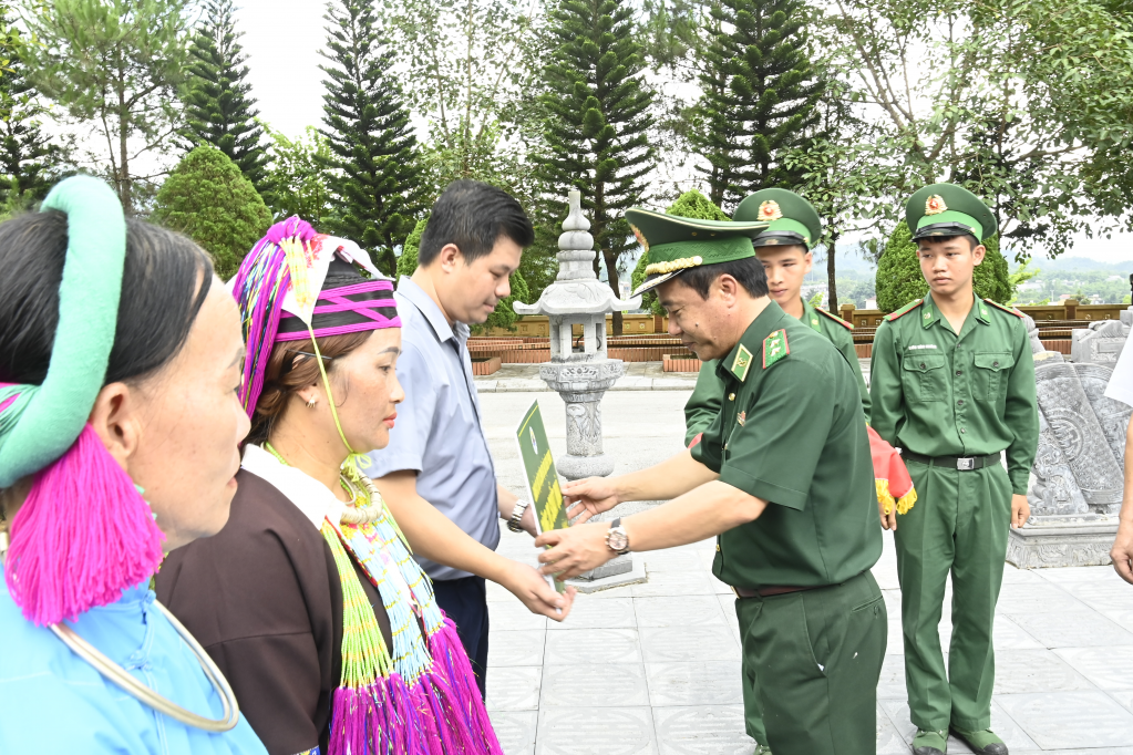 Trung tướng Lê Đức Thái, Tư lệnh BĐBP tặng quà cho người dân xã Hải Sơn. 