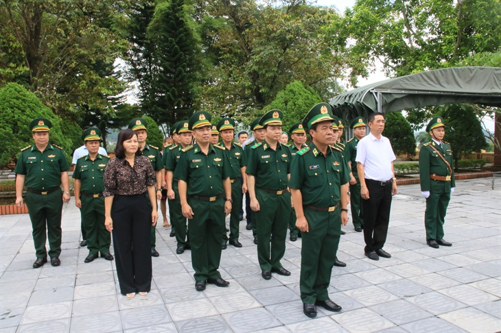 hiếu tướng Lê Đức Thái cùng Đoàn công tác dâng hương, tưởng niệm các Anh hùng, liệt sĩ Pò Hèn
