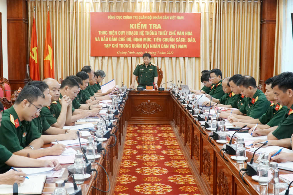Thiếu tướng Lê Xuân Sang, Phó Cục trưởng Cục Tuyên huấn  trưởng Đoàn kiểm tra.
