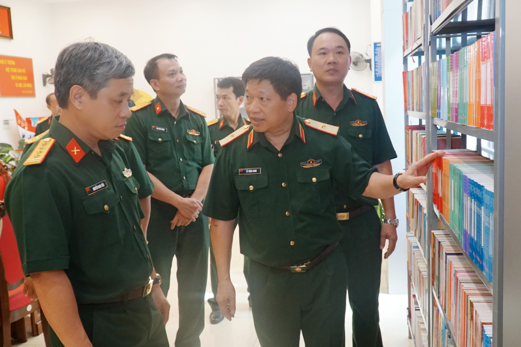 Đoàn công tác kiểm tra công tác quản lý, lưu trữ sách, báo tại thư viện Bộ CHQS tỉnh Quảng Ninh.