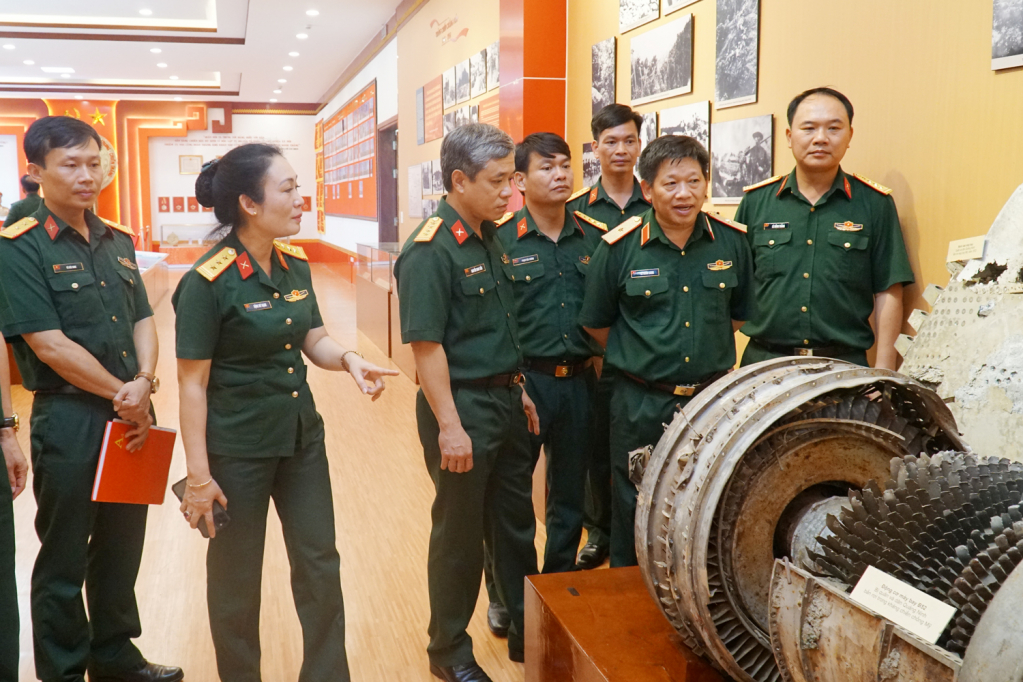 Đoàn công tác kiểm tra hệ thống thiết chế văn hóa tại Nhà truyền thống Bộ CHQS tỉnh Quảng Ninh.