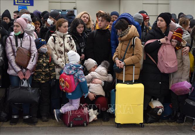 Người dân chờ tàu tới Ba Lan tại nhà ga thành phố Lviv, Ukraine ngày 26/2/2022. Ảnh: AFP/TTXVN