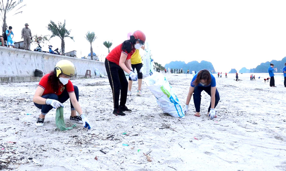 Các hội viên Hội LHPN TP Cẩm Phả dọn rác bãi biển cẩm phả