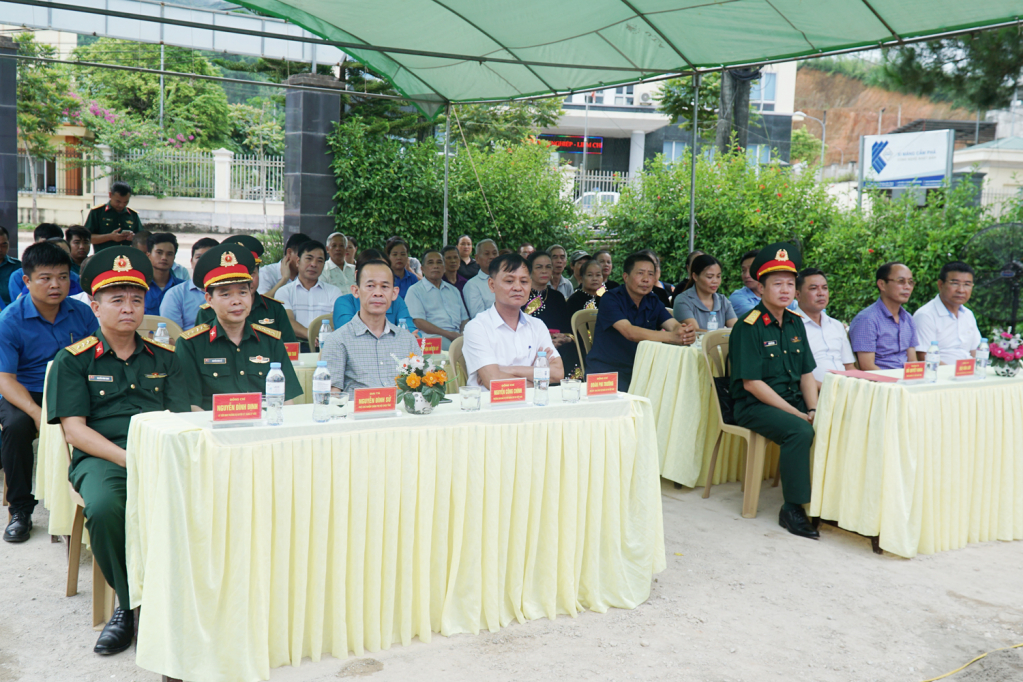 Các đại biểu dự khởi công.