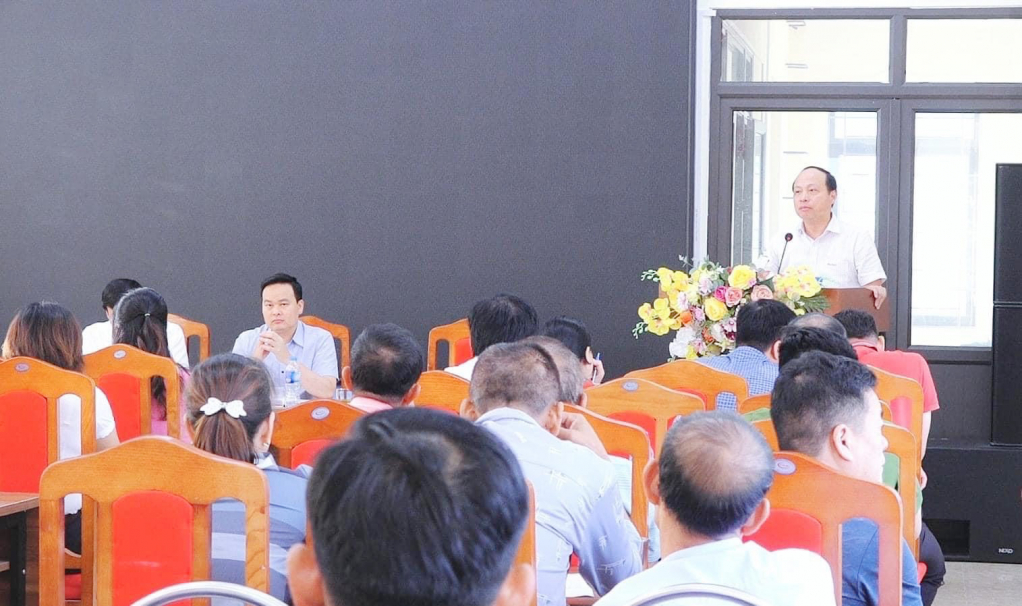 Các đồng chí lãnh đạo huyện Vân Đồn tổ chức đối thoại với người dân trong việc chuyển đổi phao xốp trong NTTS, tháng 6/2022.
